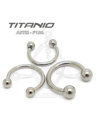 Circular barbel de titanio crudo.