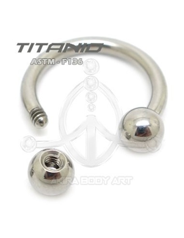 Circular barbel de titanio crudo.