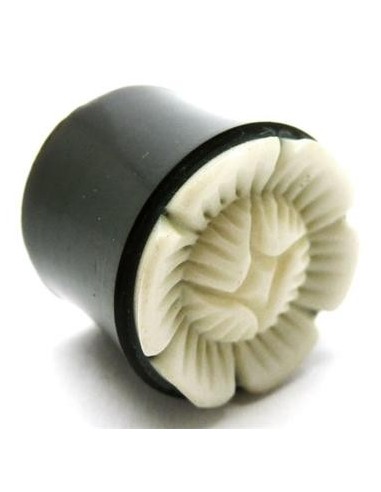 Dilatador hueso con flor labrado en blanco.